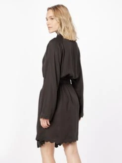 Underprotection Robes De Chambre Robe De Chambre Jane Femme Noir -Stil Femme Soldes Boutique 1545c0fca7a5069b69b67183ee468e57